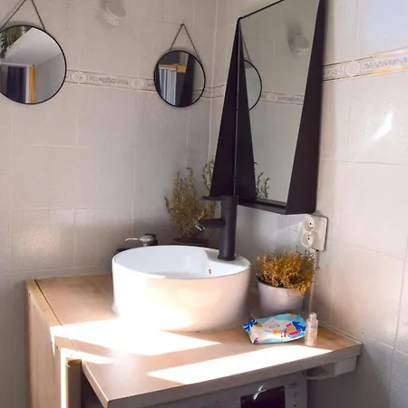 Quartier Chic L L Gare L Tramway ニース